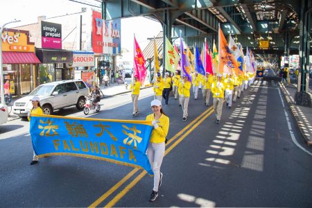 法轮大法游行9月17日首次来到纽约布碌崙华人人口迅速增长的班森贺（Bensonhurst），为各族裔的民众带来法轮大法的美好。