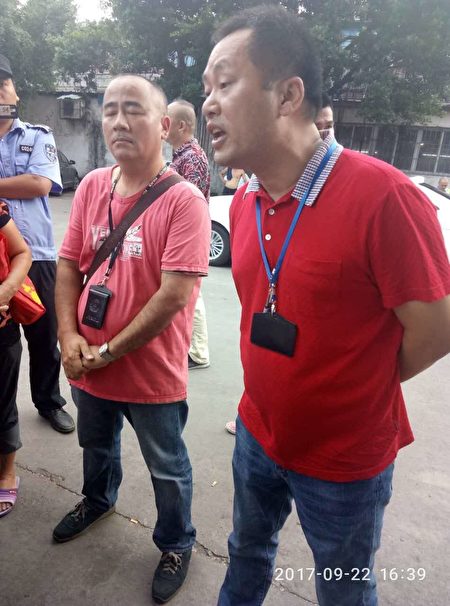 右侧红衣人为容桂街道维稳人员吴湛华。（志愿者提供）