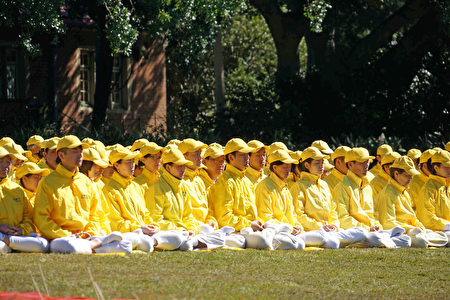 澳洲部分法輪功學員9月9日在悉尼皇家植物園排字。（燕楠/大紀元）