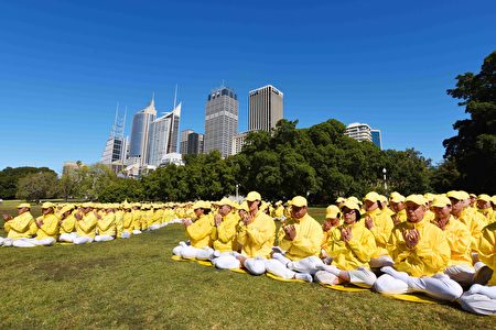 澳洲部分法輪功學員9月9日在悉尼皇家植物園排字。（Nick Shen/大紀元）