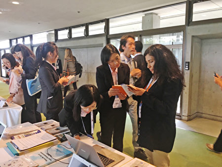 2017年世界神经学大会期间，与会者关注中国器官移植的黑幕。（叶妙音／大纪元）