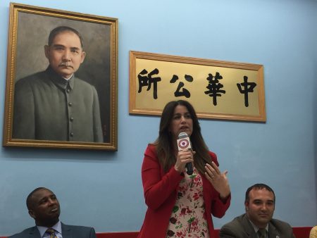 共和黨第四選區市議員候選人夏華莉在中國公所發言。