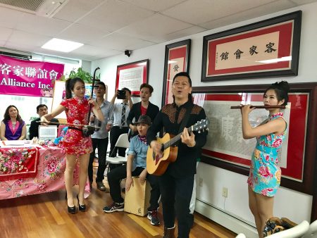 来自台湾的东东乐团在大美洲客家会表演歌曲《爱要说出来》。