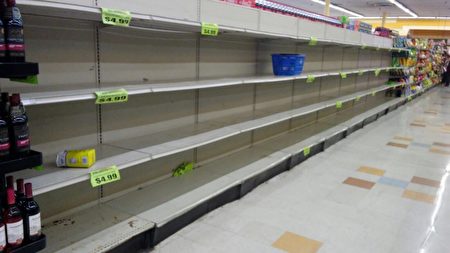 在伊玛飓风到达之前，佛罗里达居民做最坏的打算，货价上的水和各种商品被抢购一空。（吴蔚溪/大纪元）