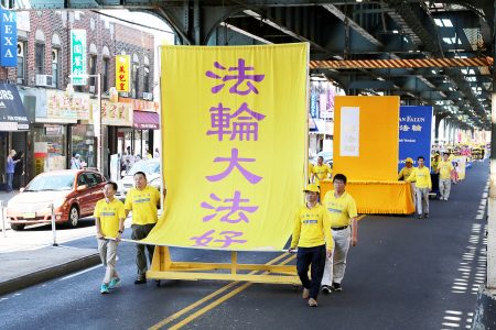 法轮大法游行9月17日首次来到纽约布碌崙华人人口迅速增长的班森贺（Bensonhurst），为各族裔的民众带来法轮大法的美好。