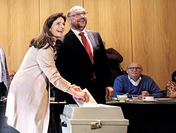 社民黨的總理候選人舒爾茨和妻子一起投票。（SASCHA SCHUERMANN/AFP/Getty Images）