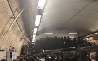 曼哈顿南北方向地铁瘫痪 乘客无奈