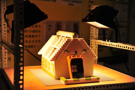 清華研發團隊用強光照射裝上智能玻璃的模型屋來做實驗。（清華大學提供）