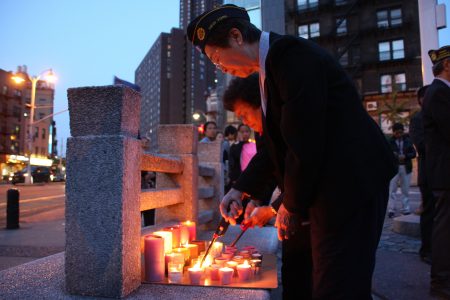 华裔退伍军人会11日晚在华埠且林士果华裔军人忠烈坊烛光悼念“911”死难者。