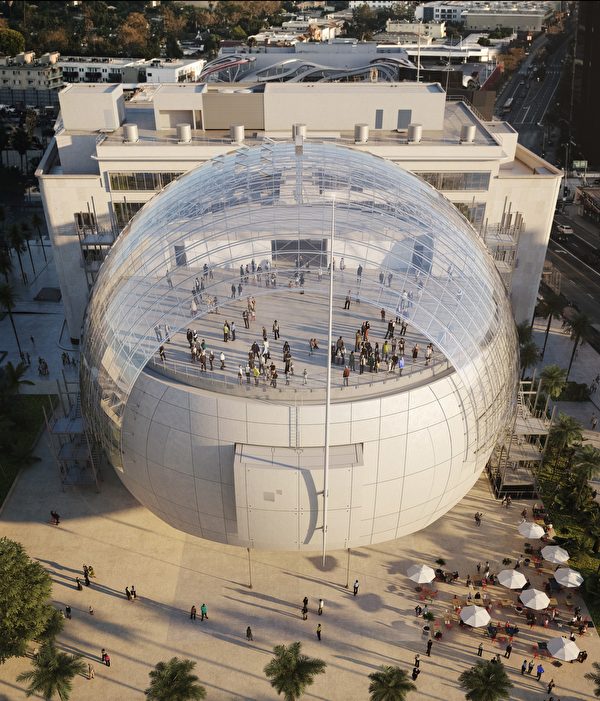 球形場館的上方是透明的設計，能讓參觀遊客遠眺整個好萊塢，其下方則是可以容納一千人的電影院。（王姿懿／大紀元）