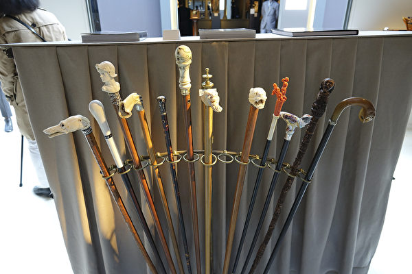 Eric Dealende 先生收藏的各種材質雕刻的手杖。（關宇寧／大紀元）