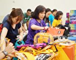 装包万件文具捐助低贫生  五百华人义工挤爆场