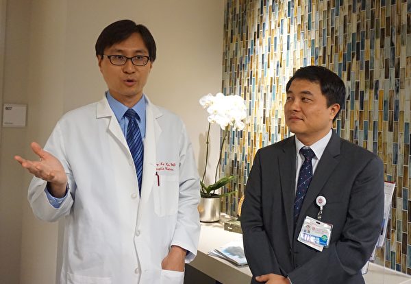 芝加哥大學醫院國際部醫療主任高承楷（左）、亞洲部經理裴榮柱介紹「綠色通道」服務。（唐明鏡／大紀元）