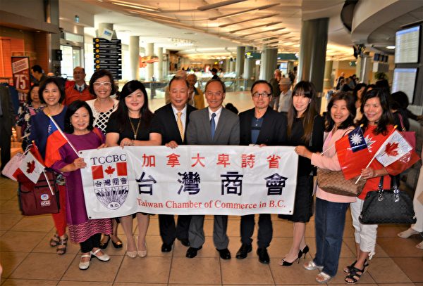 图：台湾侨务委员长吴新兴博士飞抵温哥华，收到大温哥华侨学界的热烈欢迎。 （邱晨/大纪元）