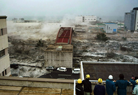 日本311大地震、大海嘯帶給當地巨大災難。(HIROSHI KAWAHARA/AFP/Getty Images)