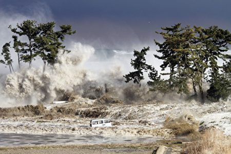 日本311大地震引发大海啸创下日本有纪录以来最严重灾难。(SADATSUGU TOMIZAWA/AFP/Getty Images)