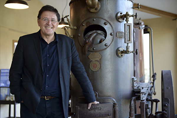 L'Occitane品牌的創始人——Olivier Baussan最初就是使用傳統蒸餾機來提煉迷迭香精油的。 (ANNE-CHRISTINE POUJOULAT/AFP/Getty Images)
