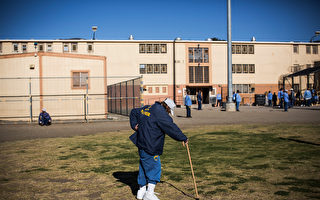 加州聖路易斯奧比斯堡的監獄院子外面散步的老年囚犯。(Andrew Burton/Getty Images)