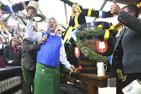 2015年的慕尼黑啤酒节开幕日，慕尼黑市长Dieter Reiter用手中的大木槌敲开头一罐大啤酒桶。(Alexander Hassenstein/Getty Images)