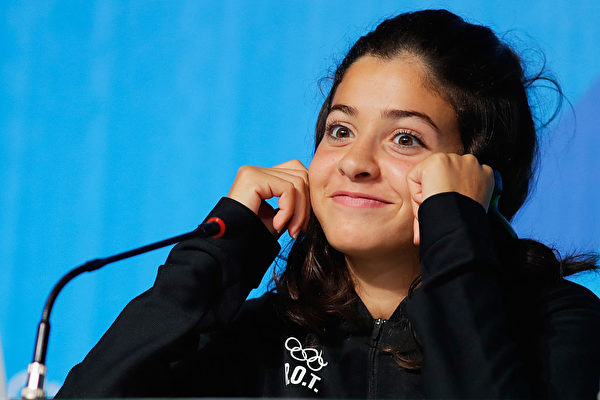馬迪尼本人只是個天真無邪的大女孩，但卻胸懷大志，堅強自信。圖為出席2016年8月里約奧運難民代表隊記者會。（Ker Robertson/Getty Images）