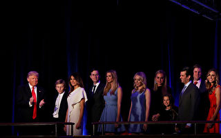 2016年11月9日凌晨川普在纽约市的纽约希尔顿中城举行的胜选晚会上与家人一起庆祝胜选。 (Mark Wilson/Getty Images)