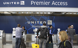 Travelers check-in at the United Airlines Premier Access at O'Hare International Airport on April 12, 2017 in Chicago, Illinois. 
United Airlines has been criticized in recent days after airport police officers physically removed passenger Dr. David Dao from his seat and dragged him off the airplane, after he was requested to give up his seat for United Airline crew members on a flight from Chicago to Louisville, Kentucky Sunday night.  / AFP PHOTO / Joshua LOTT        (Photo credit should read JOSHUA LOTT/AFP/Getty Images)