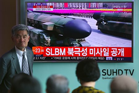 朝鲜每次发射弹道导弹都会仔细研究发射时间、场所和导弹种类等，有日媒指金正恩并非轻率挑衅，是算计好的“玩火”。(JUNG YEON-JE/AFP/Getty Images)