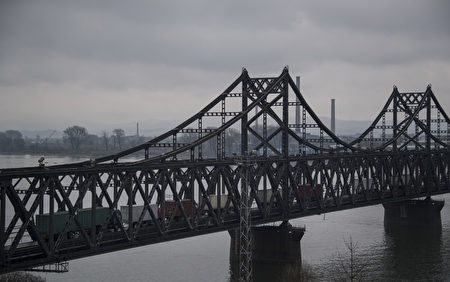 拍攝於2017年4月17日中朝邊境中朝友誼橋上來往的貨車。有從朝鮮運出的煤炭，也有從中國運出的貨物。 (JOHANNES EISELE/AFP/Getty Images)