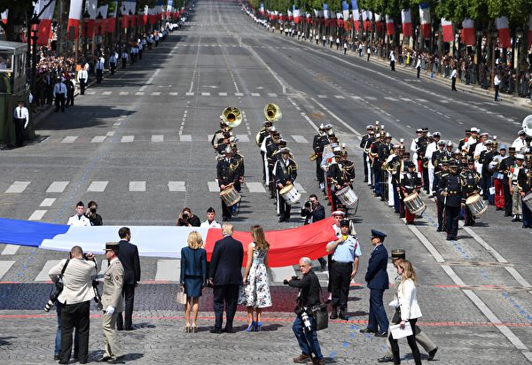 川普今年7月中旬受邀訪問法國，14日法國國慶日（巴士底日）當天上午，和馬克龍一起參加在香榭麗舍大道上舉行的閱兵式。(ALAIN JOCARD/AFP/Getty Images)