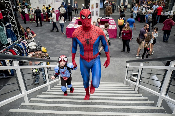 蜘蛛侠啥时候有女儿了？8月26日伦敦超级漫画大会上，一对父女身穿蜘蛛侠的服装出现在会场。( TOLGA AKMEN/AFP/Getty Images)