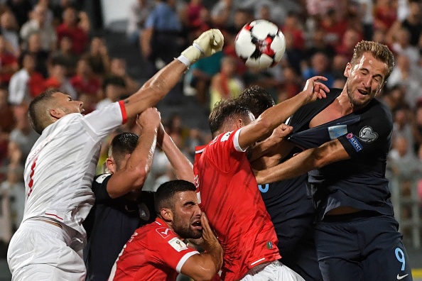 世界杯资格赛上，马尔他主场对战英格兰，双方一度在马尔他的球门前混战。(ANDREAS SOLARO/AFP/Getty Images)