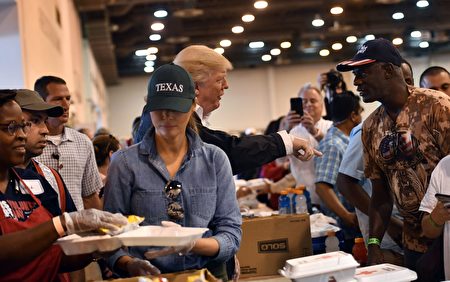 9月2日，美國總統川普與夫人第二次現身德州，慰問災民。(NICHOLAS KAMM/AFP/Getty Images)