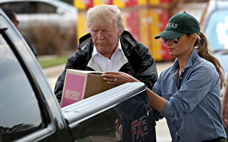川普及夫人梅拉尼婭9月2日再次訪問哈維颶風災區德州東南部。圖為川普夫婦倆將救災物品裝上一位災民的皮卡車。(Win McNamee/Getty Images)