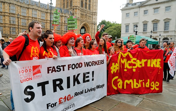 “麦当劳大叔：不给加工资，我们就罢工。”(TOLGA AKMEN/AFP/Getty Images)