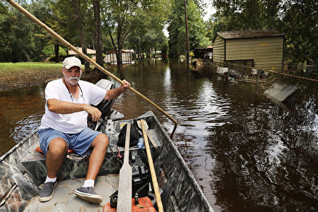 飓风哈维带来的强降雨导致休斯顿市区被淹水数日。图为当地居民在淹水的居民区划船出行。(Spencer Platt/Getty Images)