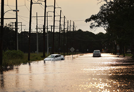 哈維颶風導致德州受災嚴重，圖為德州橙縣被淹水的街道。(Spencer Platt/Getty Images)
