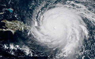 艾瑪颶風來勢洶洶 一群人駕機穿過風暴眼