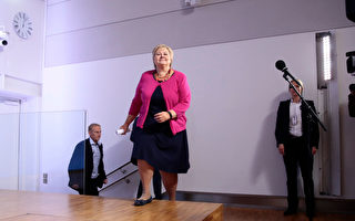 9月12日，挪威女首相索尔贝格（Erna Solberg）召开新闻发布会，宣布自己领导的右翼联盟获得大选胜利，她将继续担任首相4年。（HAAKON MOSVOLD LARSEN/AFP/Getty Images）