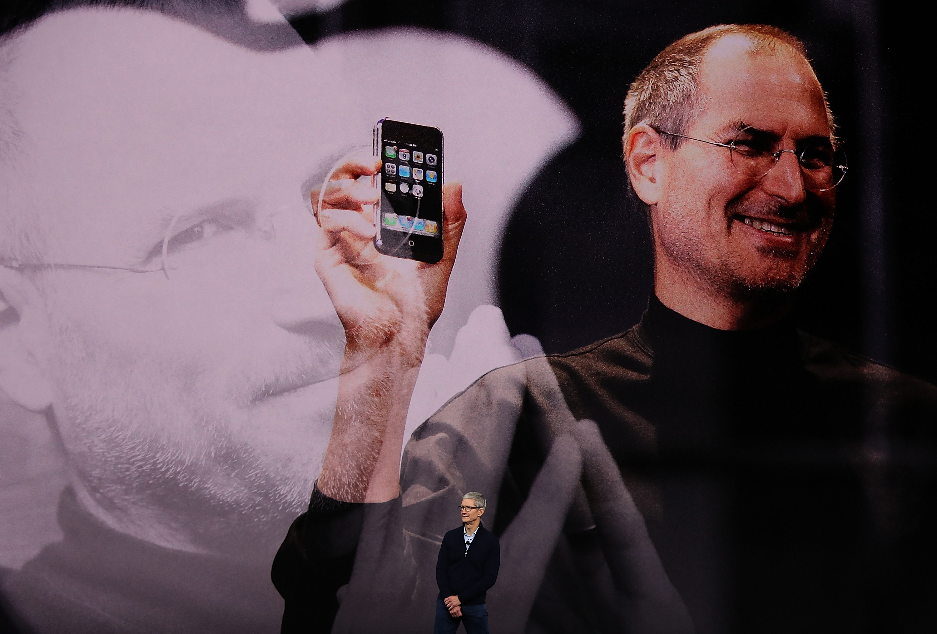 Когда презентация айфон 16. Стив Джобс с айфоном. Стив Джобс первая презентация айфона. Стив Кук эпл. Стив Джобс с айфон 5s.