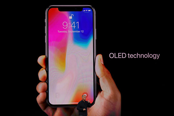 iPhone X：5.8英寸“超级视网膜”显示屏，OLED屏幕。(Justin Sullivan/Getty Images)