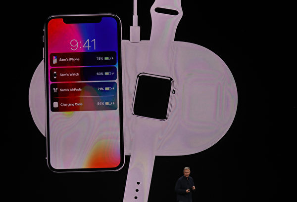 最引人注目的區別是，新的三款iPhone手機背面採用玻璃而不是金屬製成，可以支持無線充電。 (Justin Sullivan/Getty Images)