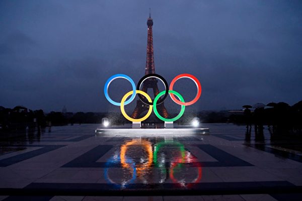 巴黎铁塔对面竖起了奥运会五环标志。 (CHRISTOPHE SIMON/AFP/Getty Images)