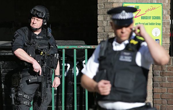 9月15日倫敦Parsons Green地鐵站發生爆炸。圖為現場荷槍實彈的警察。( DANIEL LEAL-OLIVAS/AFP/Getty Images)