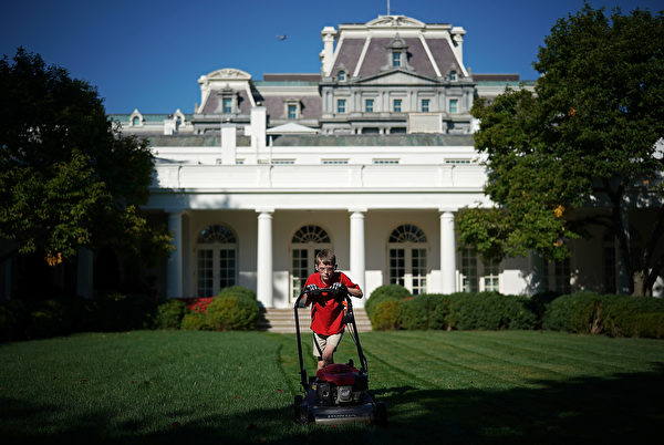 2017年9月15日上午，11歲的維吉尼亞州男孩弗蘭克推著自己的割草機在白宮的玫瑰花園修剪草坪。(Win McNamee/Getty Images) 