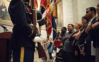 9月15日，美国移民局在国家档案馆举行新移民入籍仪式。（Nicholas Kamm/AFP/Getty Images）