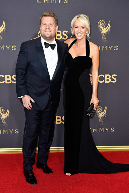 詹姆斯‧柯登攜妻子朱麗亞‧卡蕾走紅毯。(Frazer Harrison/Getty Images)