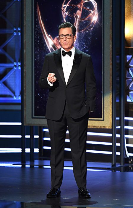 美國著名脫口秀主持人史蒂芬·科爾伯特（Stephen Colbert，扣扣熊）主持第69屆艾美獎頒獎禮。(Kevin Winter/Getty Images)