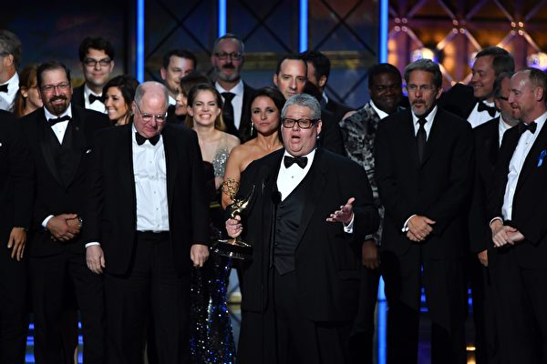 《副總統》(Veep) 贏得最佳喜劇劇集獎，圖為該片執行製片人David Mandel和劇組人員上台領獎。（FREDERIC J. BROWN/AFP/Getty Images)