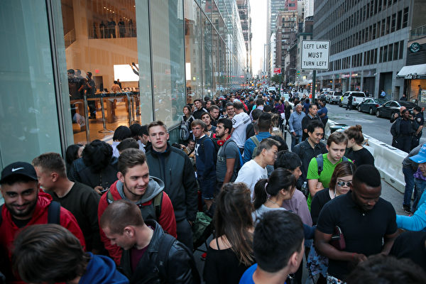 週五（9月22日），世界各地的一些果粉聚集在當地蘋果店門內外，等待購買新版手機iPhone 8。圖為紐約第五大道上排隊購買iPhone 8的人群。(Drew Angerer/Getty Images)