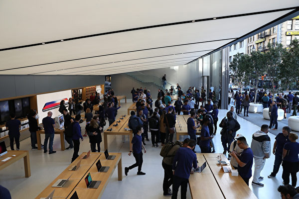 週五（9月22日），世界各地的一些果粉聚集在當地蘋果店門內外，等待購買新版手機iPhone 8。圖為舊金山一家蘋果店。(Justin Sullivan/Getty Images)